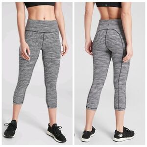 Athleta Ultimate Linear Lines Capri sz S